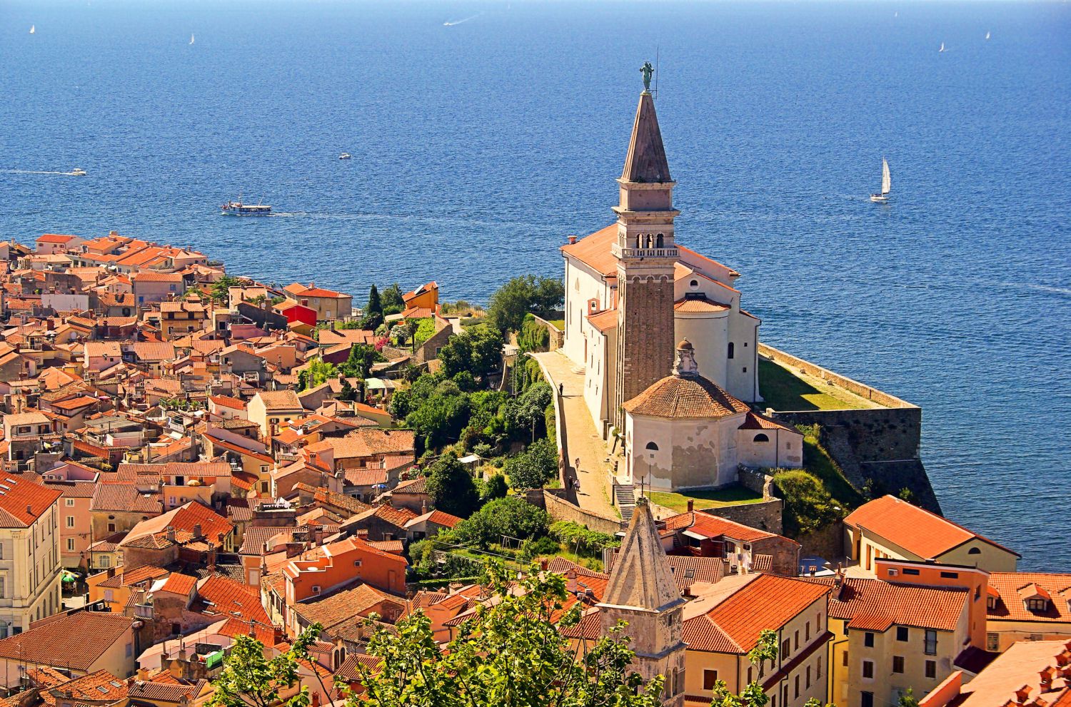 http://www.portoroz.si/si/imagelib/magnify/default/images/Piran/Piran_cerkev_strehe.jpg