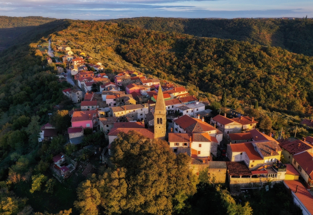 Skrivnosti istrskih vasi in poti med oljkami