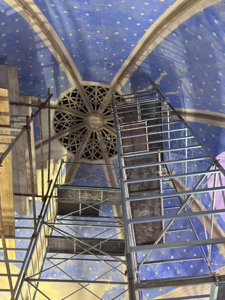 In der Friedhofskirche von Piran werden originale neugotische Malereien freigelegt