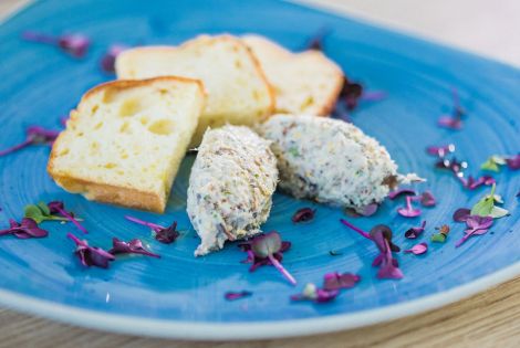 Sardellenaufstrich und mit Ziegenkäse gefüllte Sardellen