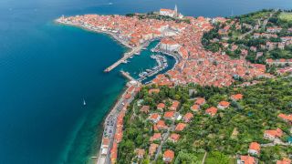 https://www.portoroz.si:443/en/imagelib/object/default/2017/aktivnosti/poleti-tandemski-skoki/panoramski-pogled-piran.jpg