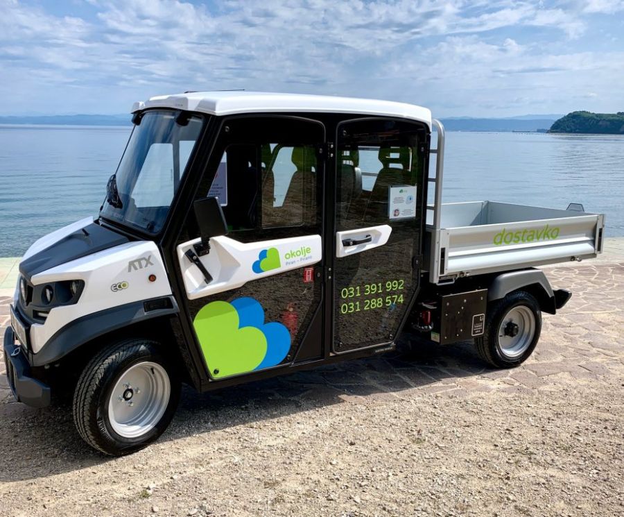 Transport of passengers and goods with Maestro and Dostavko electric vehicles.