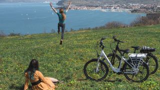 https://www.portoroz.si:443/si/imagelib/object/default/dozivetja/Mareatour/Giorgio%20na%20travniku%20na%20Belvederju_razgled%20na%20Izolo_17.5.2019.jpg